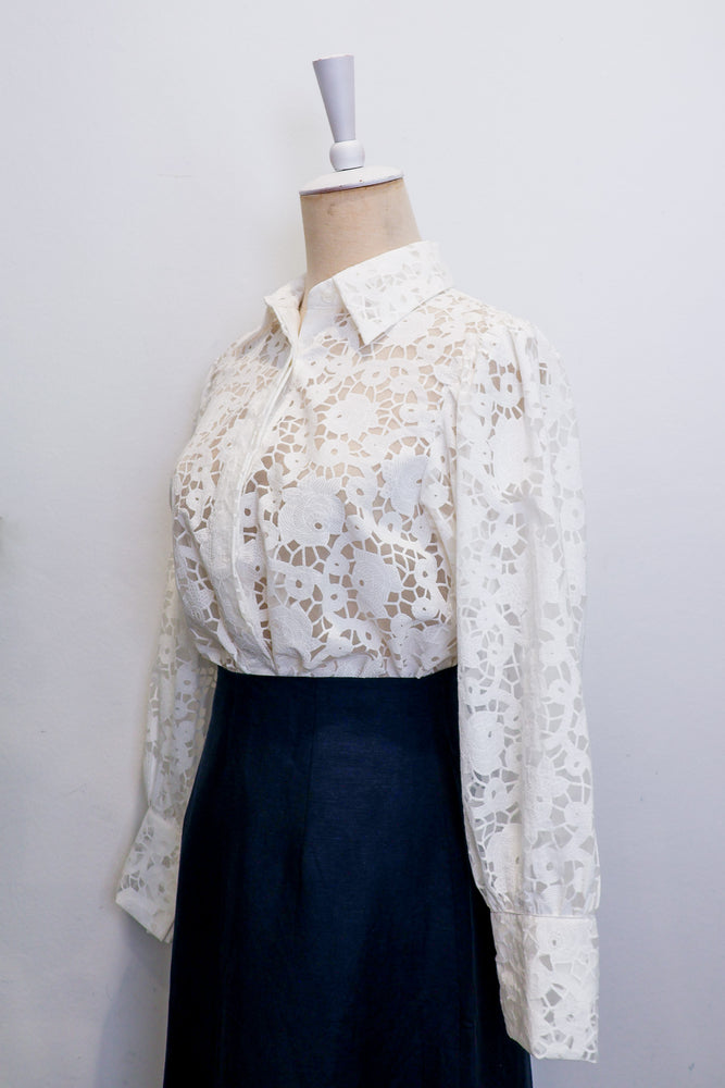 
            
                Load image into Gallery viewer, Gemma Gigot Sleeves Shirt - White Rose / Blue-White
            
        
