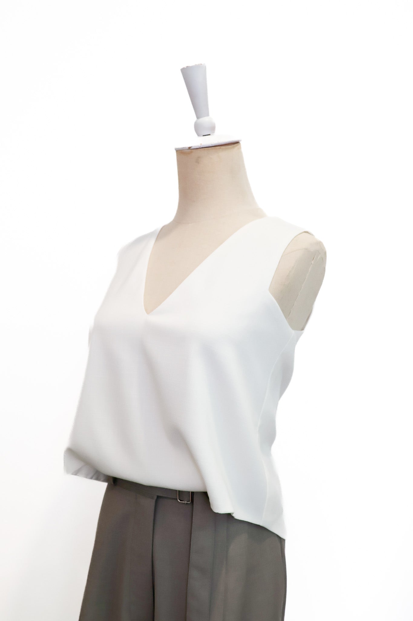 Signature French Tuck Top ( Round neck / V-neck ) - White / Black (Pre-order)