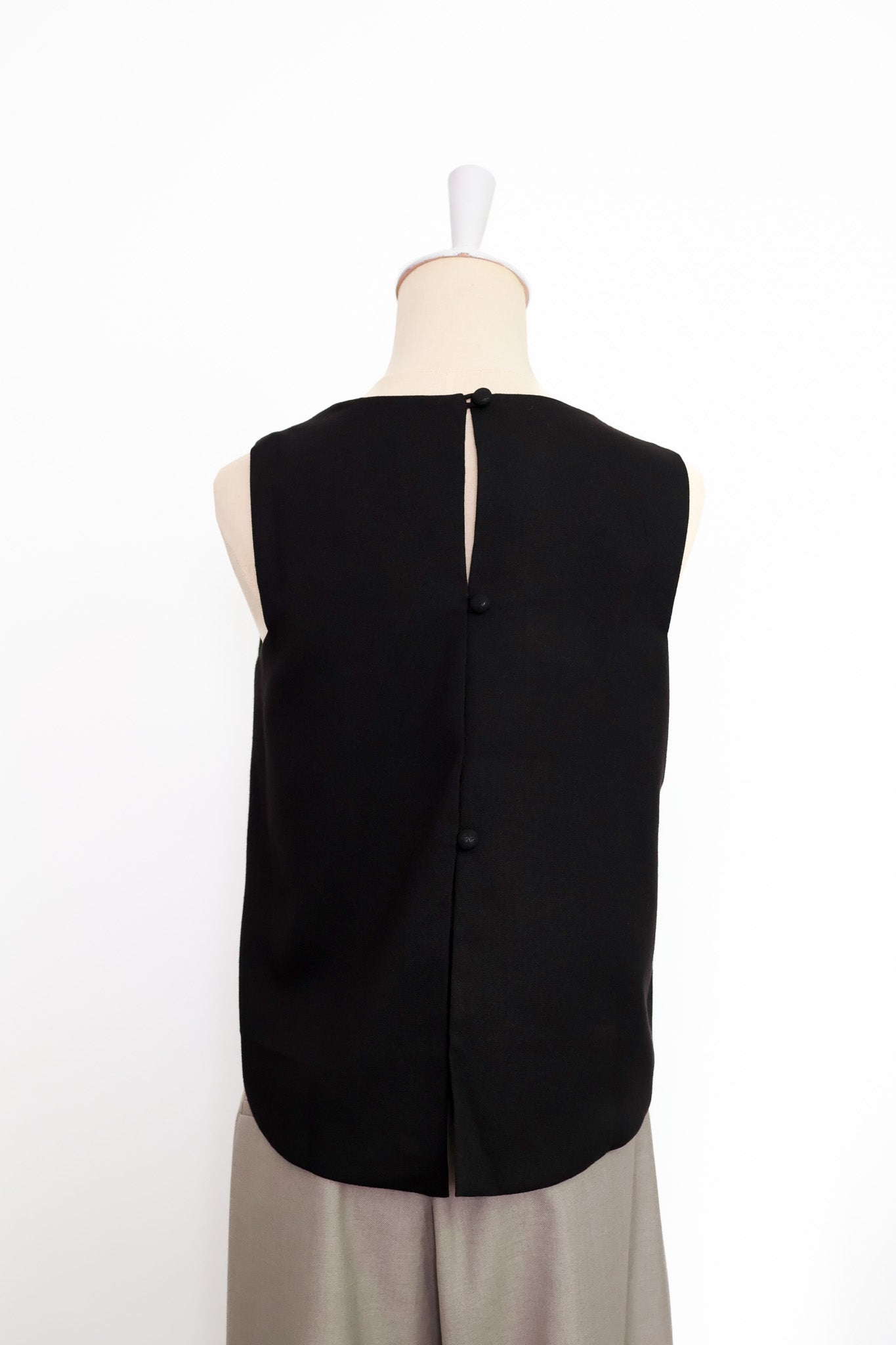 Signature French Tuck Top ( Round neck / V-neck ) - White / Black (Pre-order)